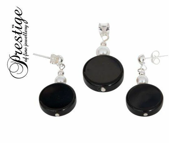 925/000 zilveren Onyx set (hanger & oorbellen ) met een klein pareltje.