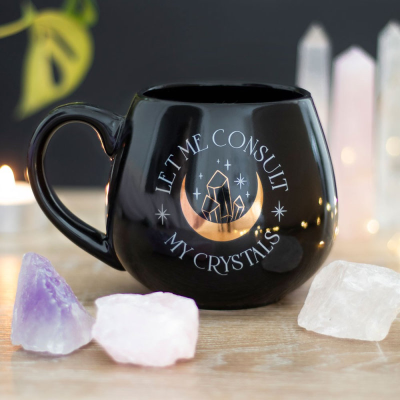 Let Me Consult My Crystals Mok – Zwarte 500ml Beker met Gouden Details